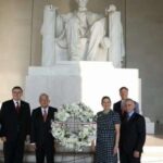 Reciben a AMLO con cartel de apoyo en el Monumento a Lincoln