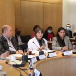 Bloquean carretera Uruapan-Lombardía; incendian tres unidades