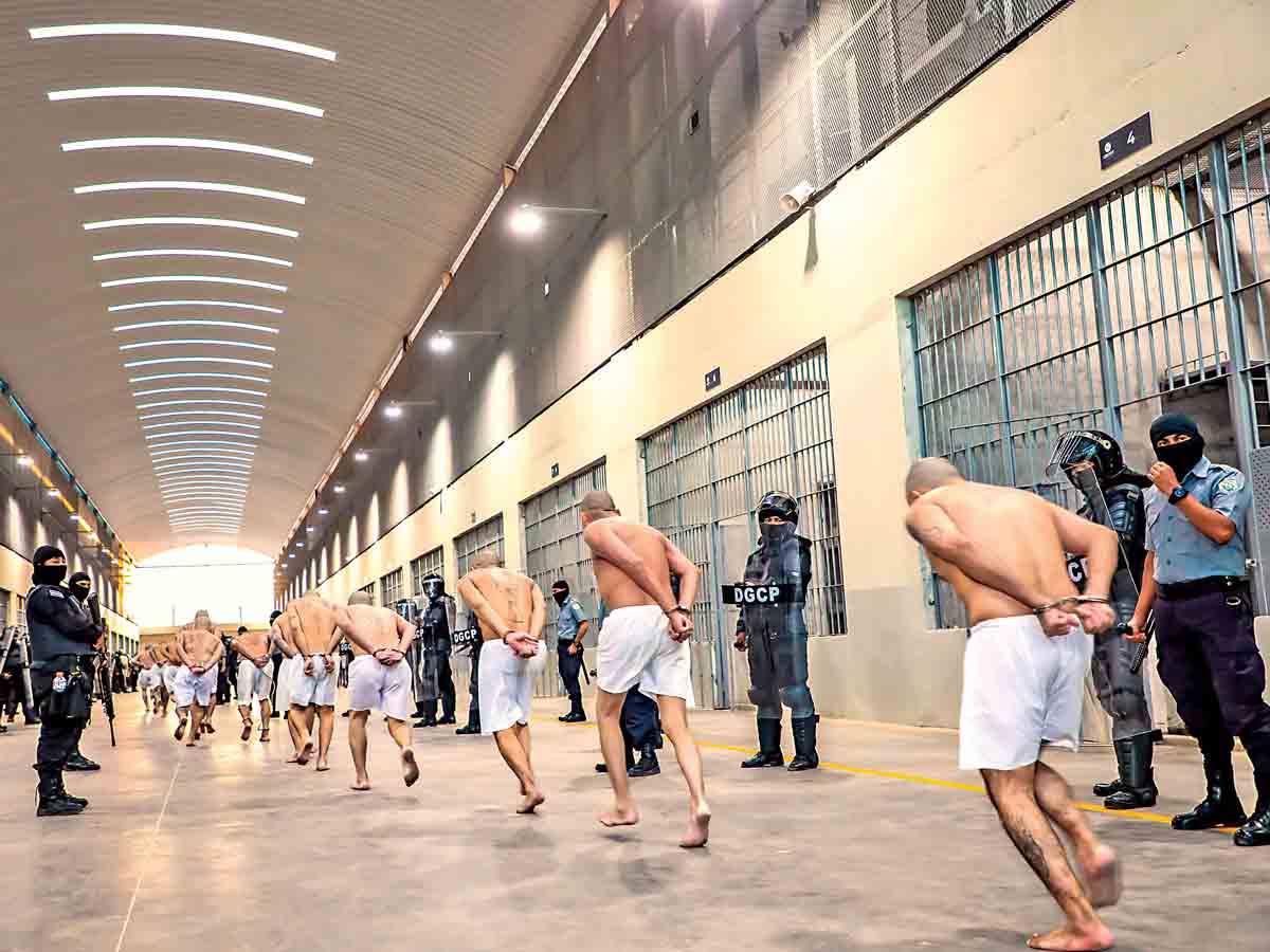 La Tortura en la Otra Frontera: Deportados Revelan Violaciones Graves en Mega Cárcel.