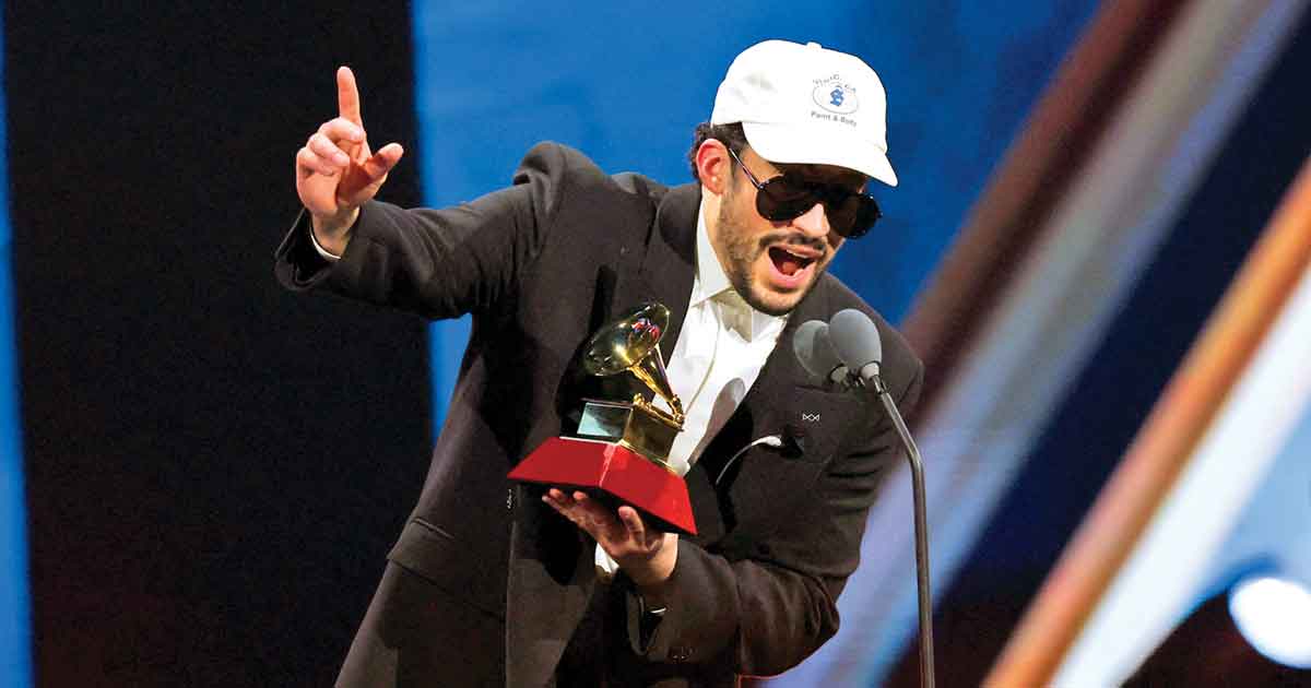 "El ritmo de la noche: Bad Bunny impone su sonido en los Latin Grammy con un concierto irreconocible"