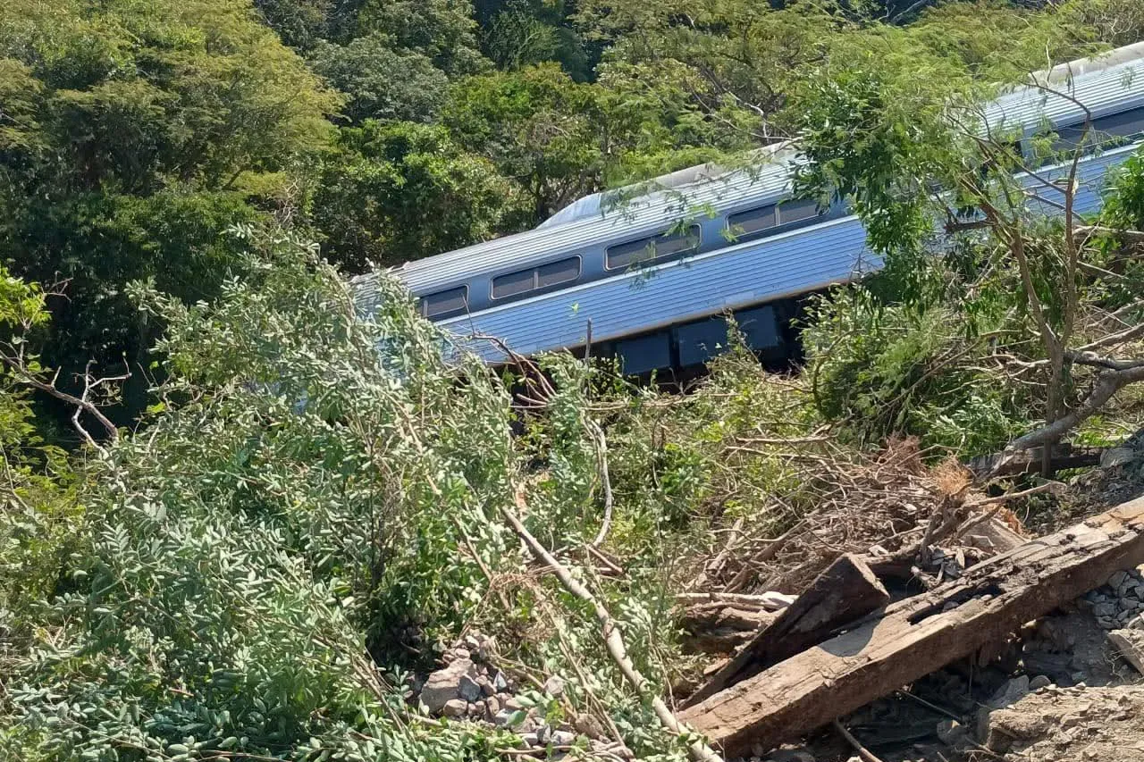 Sube a 14 cifra de fallecidos en descarrilamiento de tren en Oaxaca