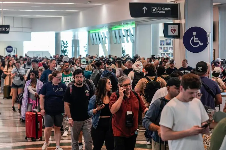 Retrasos récord en aeropuertos: controles de seguridad superan las 3 horas