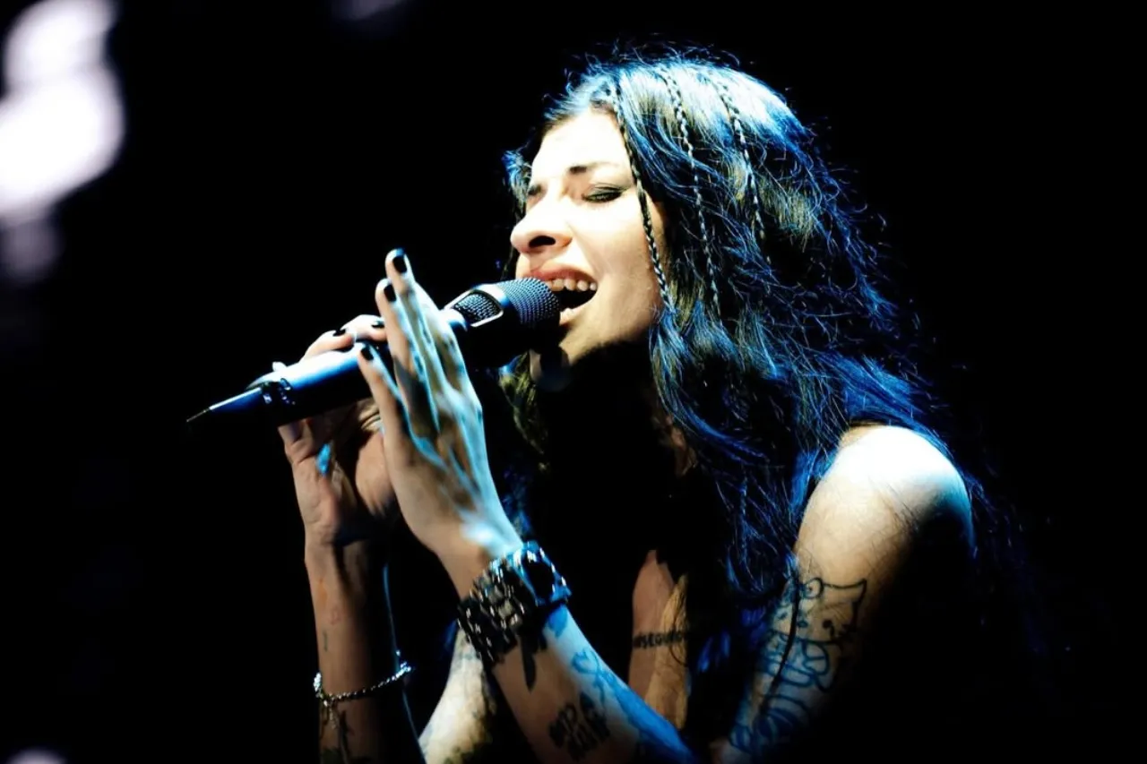 Cazzu responde con firmeza a las críticas por su polémica contra Nodal y Rauw