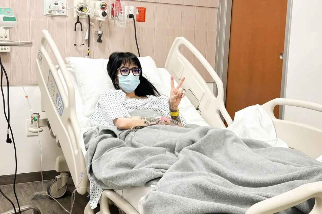 Influencer de fama internacional ingresa de urgencia en estado crítico